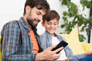 Padres mirando el móvil con su hijo